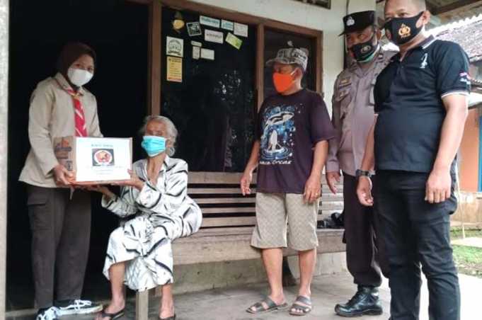 Peringati Hari Baden Powell, Saka Bhayangkara Limpung Batang Bagikan Sembako